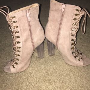 Cute light pink heels!